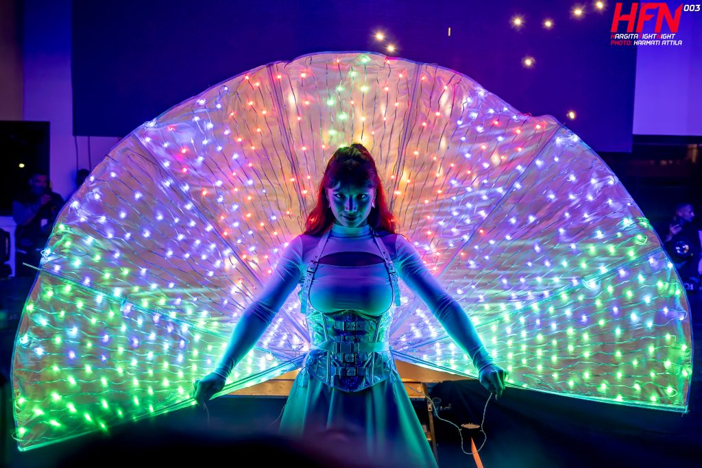 LED páva látvány karakter