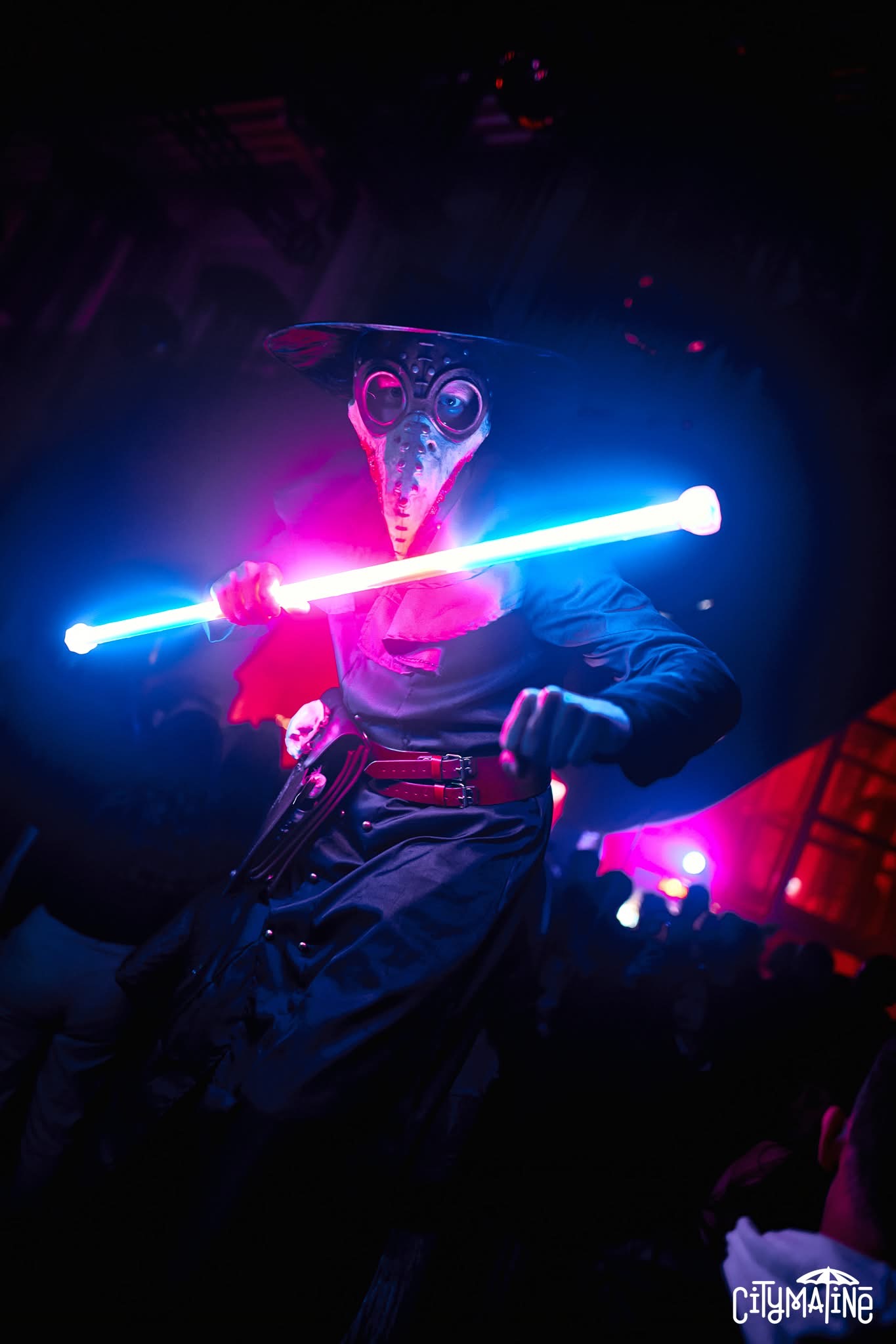 pestis doktor gólyalábon, világító bottal a City Matiné halloween-i buliján