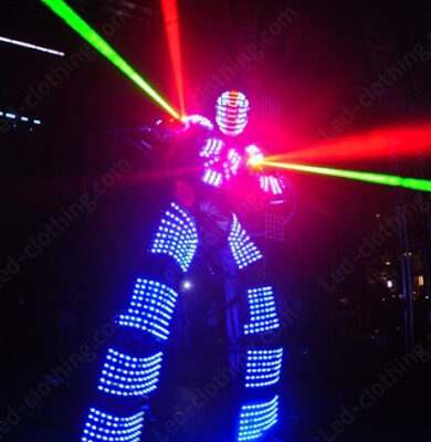 óriás led robot rednezvényen, lézerkesztyűben