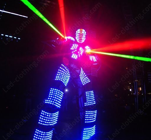 óriás led robot rednezvényen, lézerkesztyűben