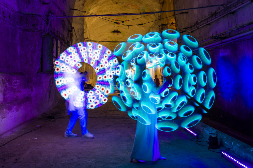 led zsonglőrök színes mintákat pörgetnek ki